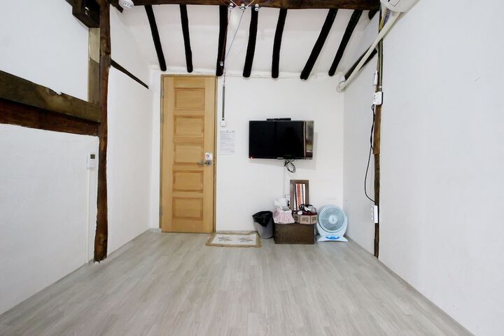Room 18 of 76