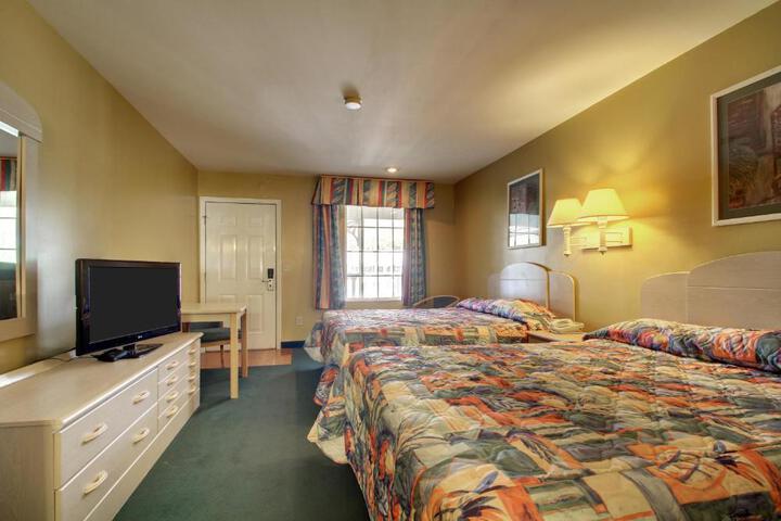 2 Queen Beds (6 of 9)