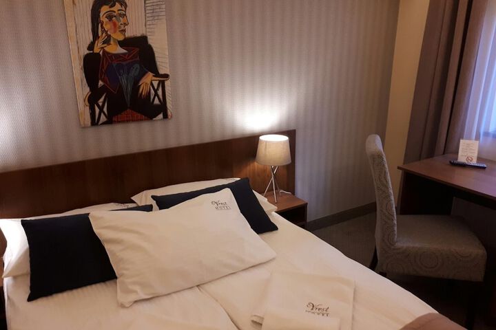 Room 6 of 38