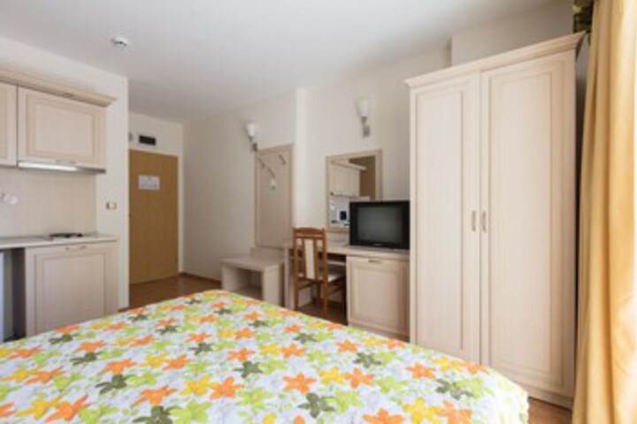 Room 14 of 16