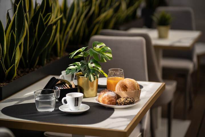 Breakfast/Coffee Service 120 of 209
