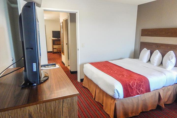 1 King Bed (4 of 8)