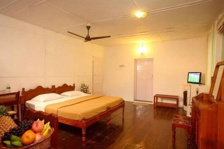 Room 5 of 9