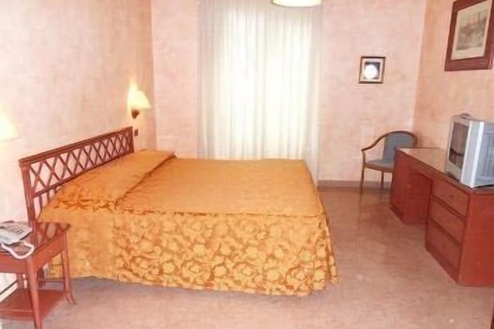 Room 2 of 32