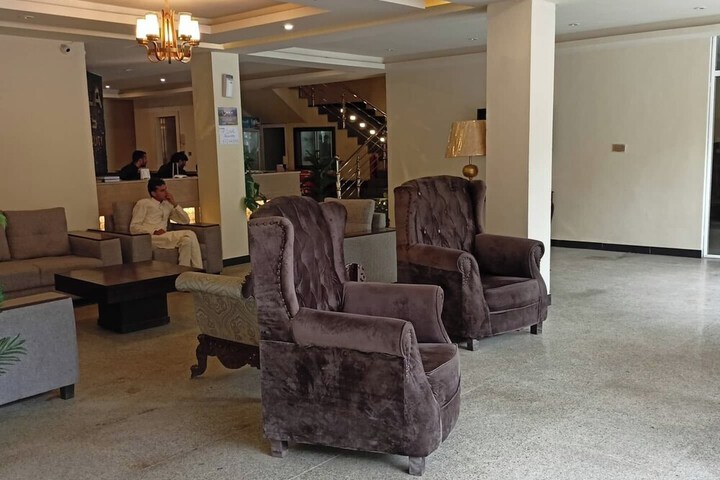 Lounge 20 of 23
