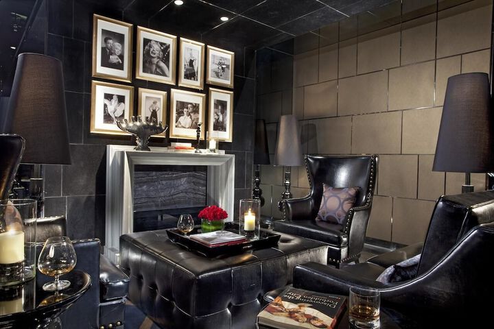 Lounge 28 of 33