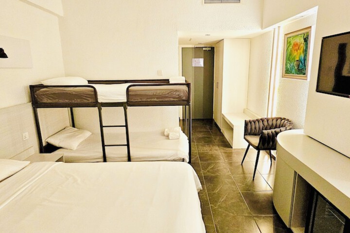 Room 25 of 141
