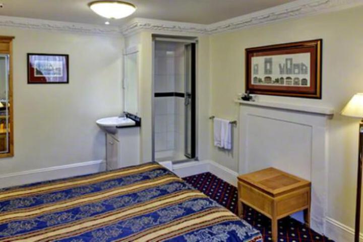 Hotel Suite Photo