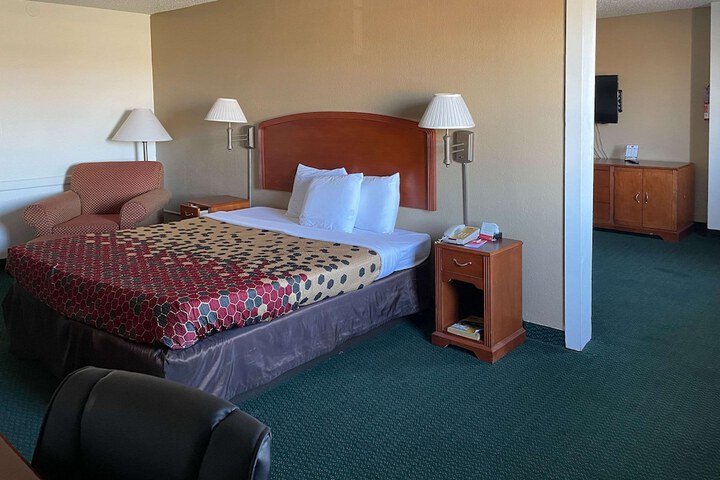 1 King Bed (10 of 23)