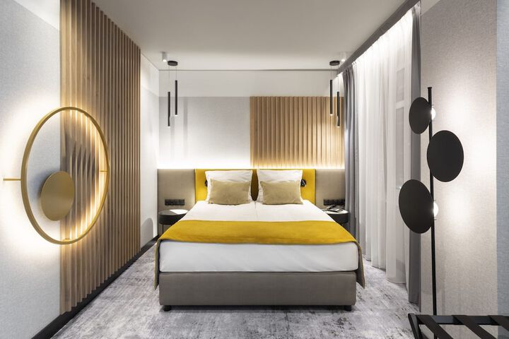 Room 5 of 100