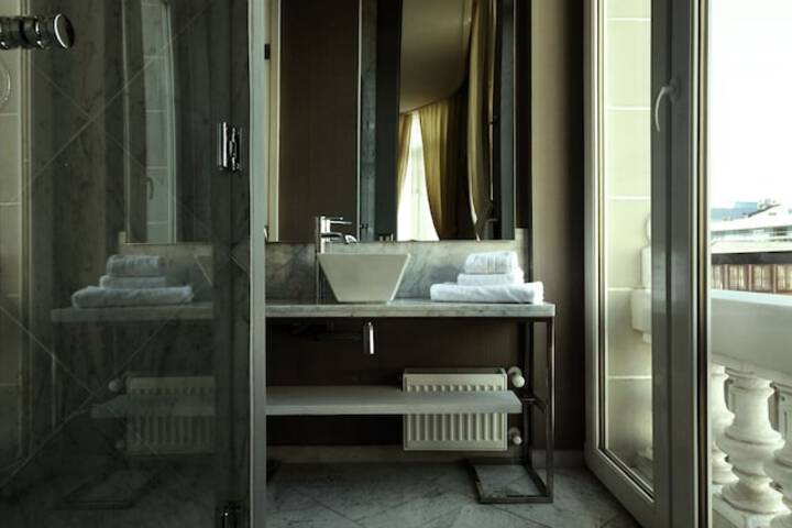 Room 12 of 30