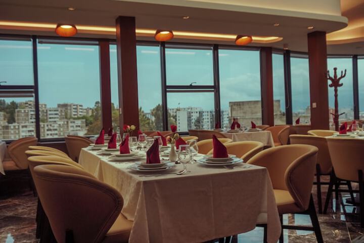 Dining 9 of 17