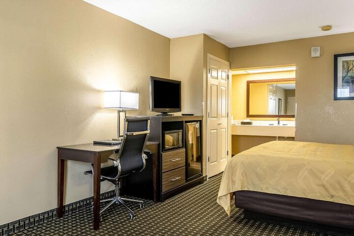 1 King Room (14 of 16)