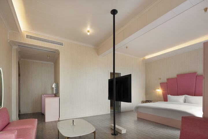 Room 17 of 143