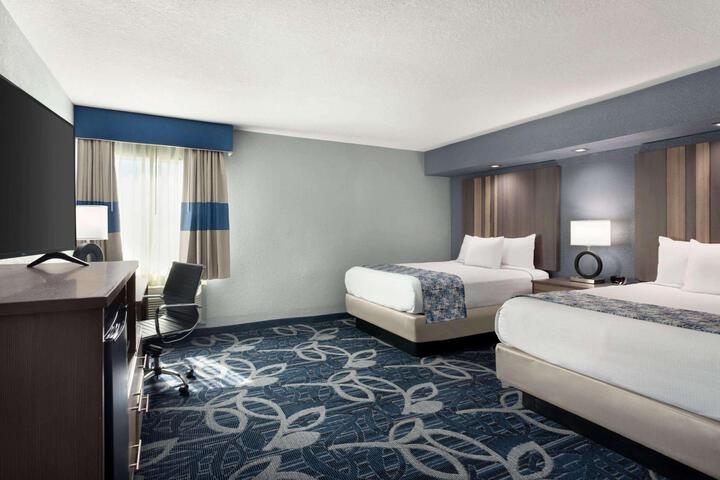 Queen Bed Accessible (3 of 7)