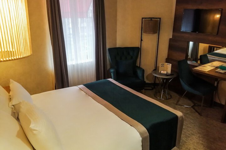 Room 16 of 106