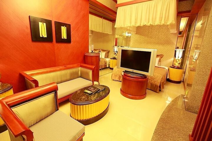 Room 4 of 68