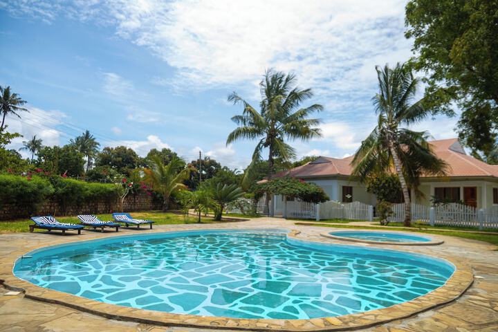 Pool 10 of 15