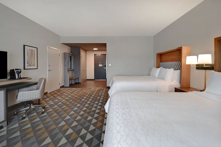 Premium 2 Queen Beds (1 of 18)
