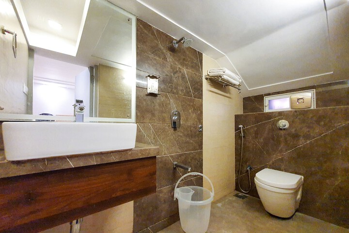 Room 9 of 12