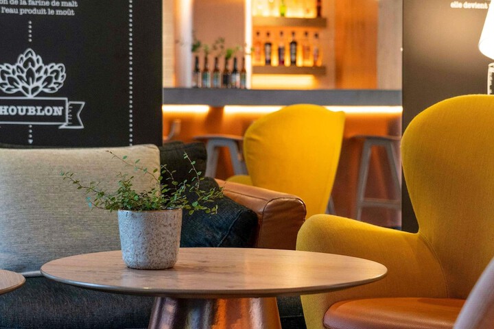 Lounge 30 of 42