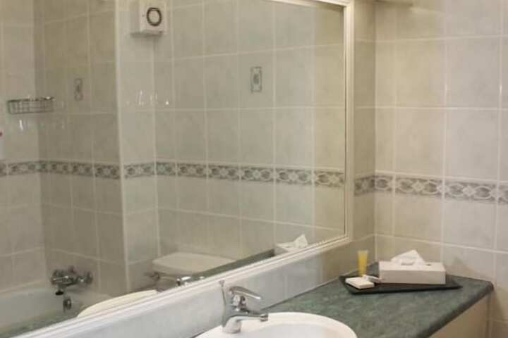 Room 6 of 12