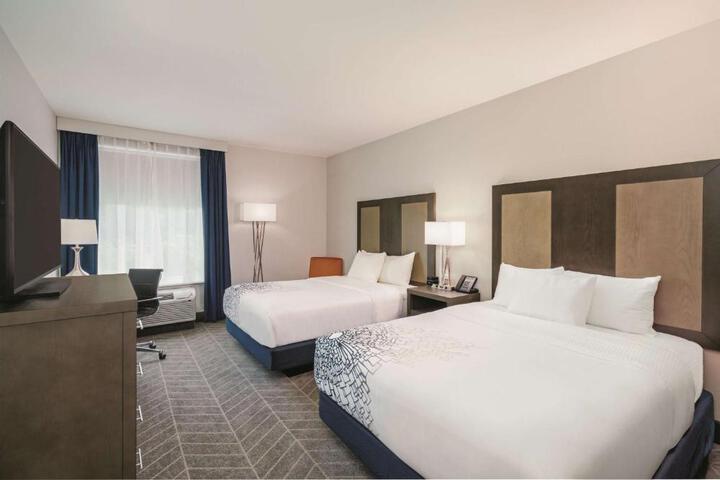 2 Queen Beds Mobility Accessible (3 of 9)