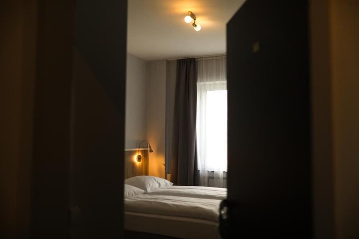 Room 4 of 25