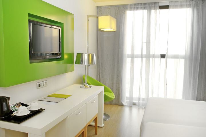 Room 13 of 80