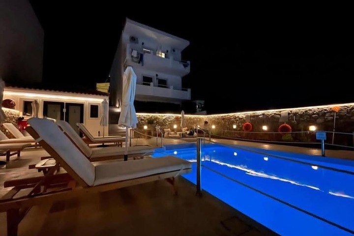 Pool 13 of 25