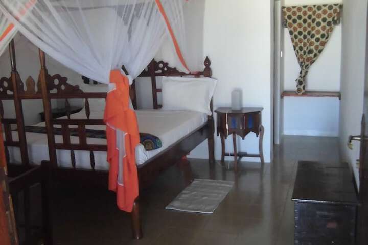 Room 4 of 65