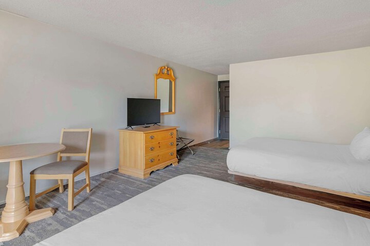 2 Queen Beds (6 of 13)