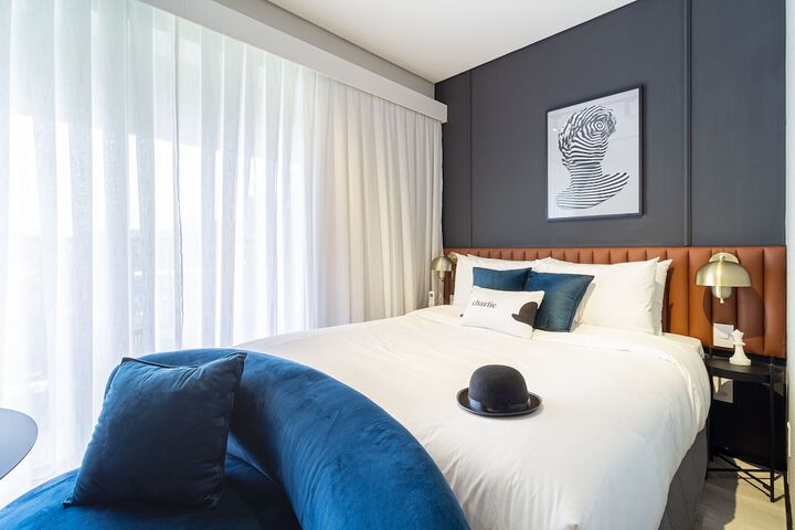 Room 3 of 184