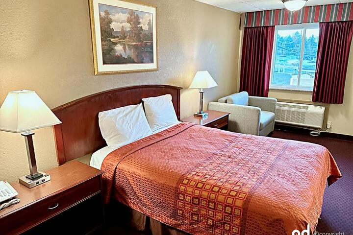 1 Queen Bed (7 of 17)
