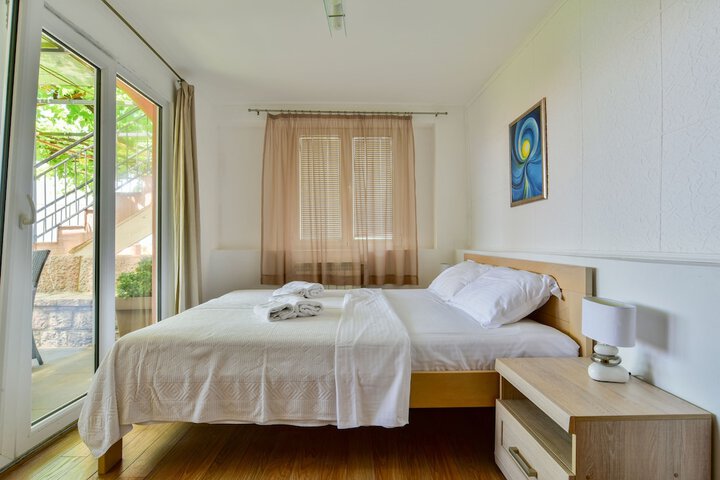 Room 2 of 80