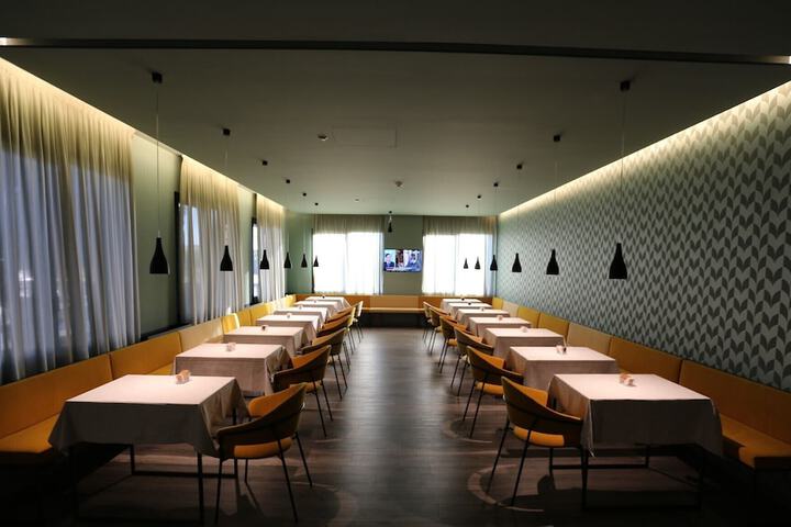 Dining 21 of 32