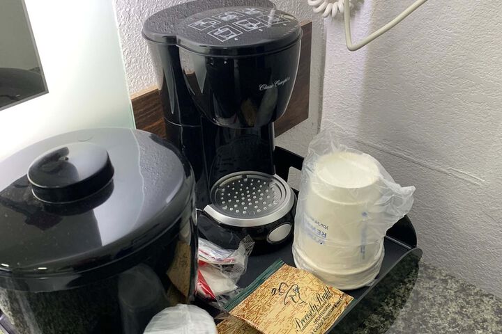 1 King Bed Work Desk Work Space Table and Chairs Microwave and Refrigerator, Coffee and Tea Maker Full Breakfast (1 of 40)