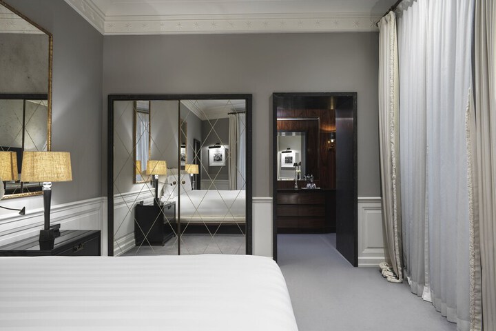 Room 54 of 221