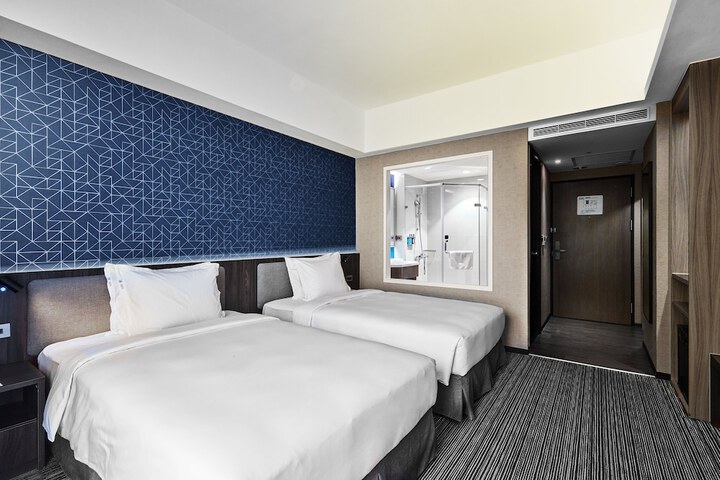 Room 11 of 46