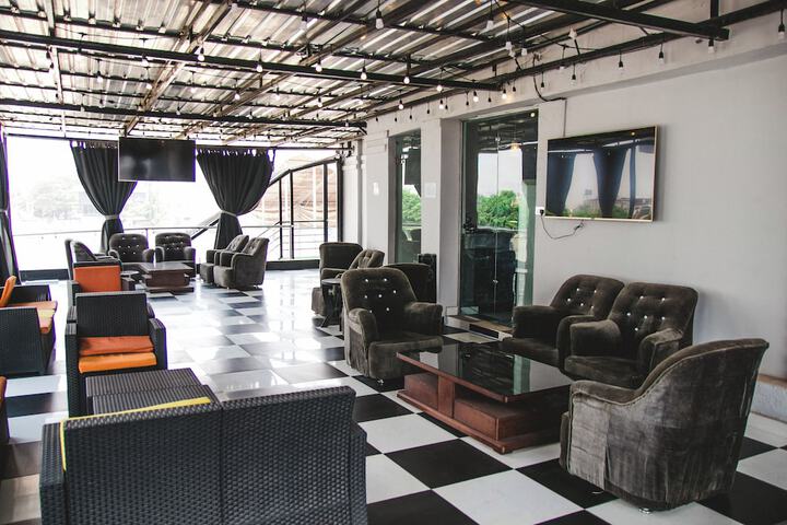 Lounge 31 of 37