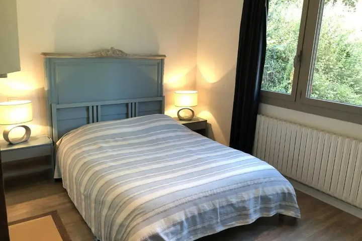 Room 5 of 12