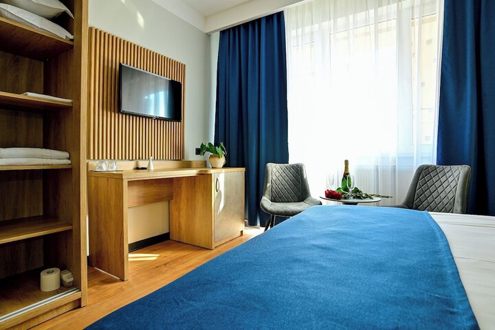 Room 5 of 8