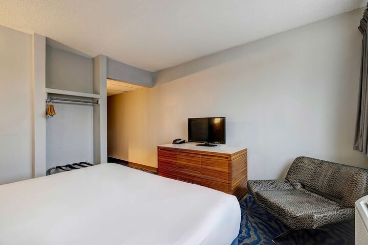 1 Queen Bed (8 of 10)