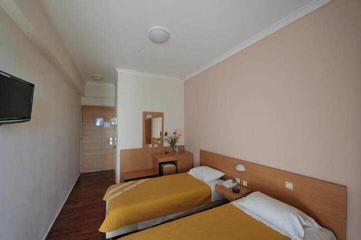 Room 16 of 28