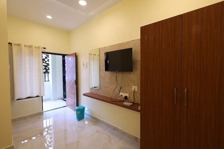 Room 5 of 9