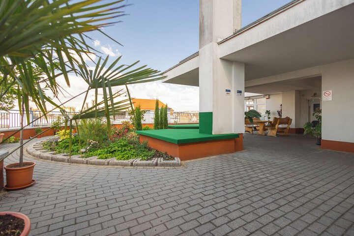 Hotel Exterior 104 of 118