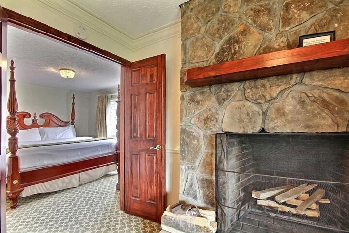 King Fireplace Suite in Valley View Bldg (3 of 5)
