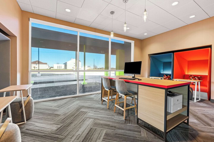 Business Center 34 of 36