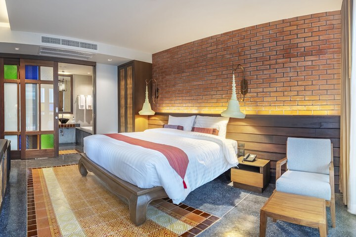 Room 4 of 83
