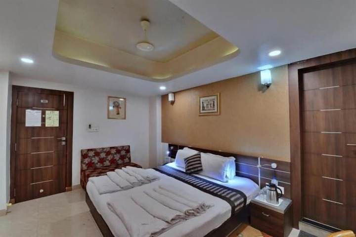 Room 9 of 28